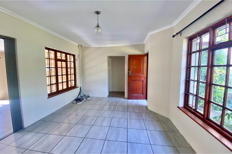 To Let 3 Bedroom Property for Rent in Roundhay Western Cape